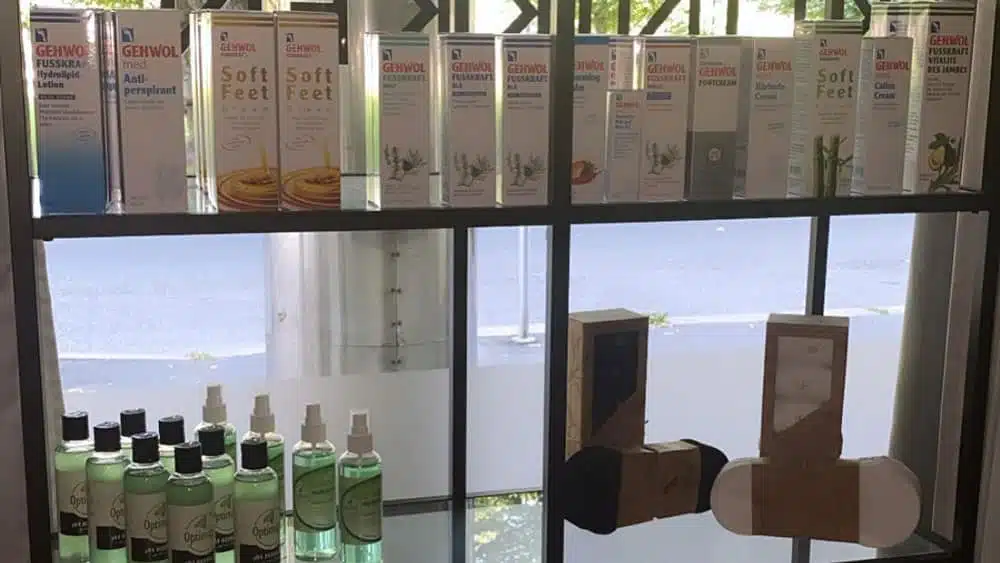 Produkter som står i butikkvindu ut mot gaten.